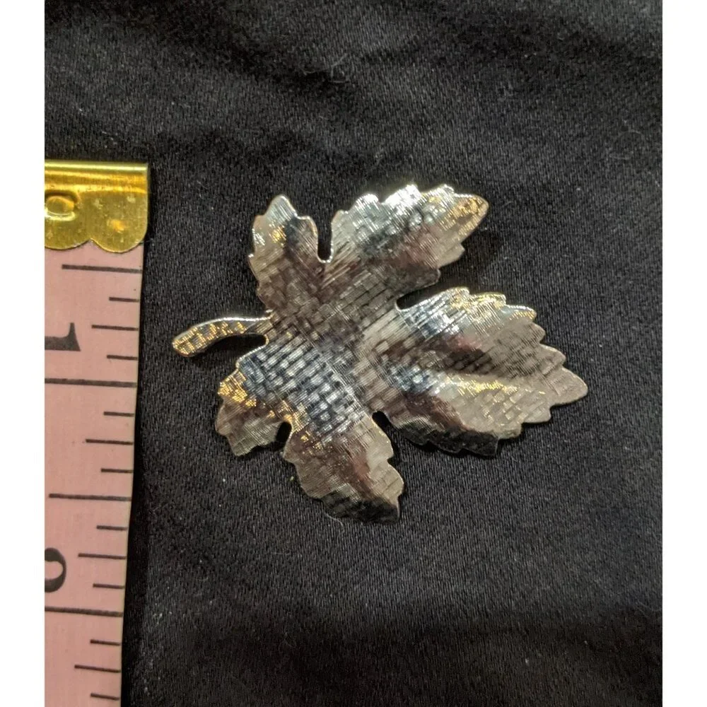 Vintage Silver Tone Textured Maple Leaf Brooch - Picture 4 of 4